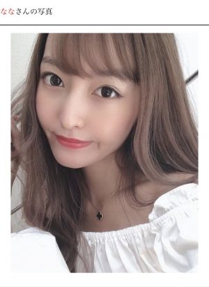 白い服を着てこちらを見ている茶髪のロングヘアの女性