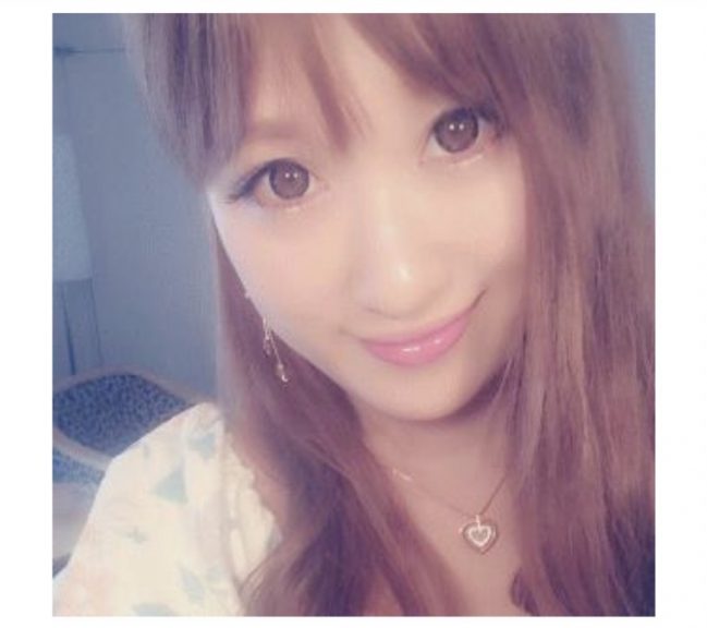花柄のワンピースを着て自撮りをしている女性