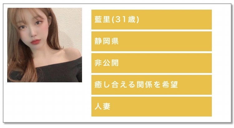 黒いチューブトップを着ている茶髪ロングヘアの無表情の女性