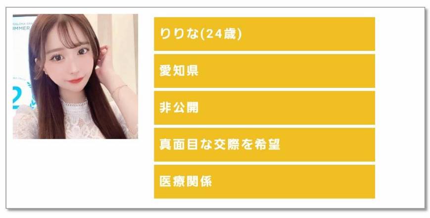白いチュールのトップスを着て左耳に髪をかけている黒髪ロングヘアの女性