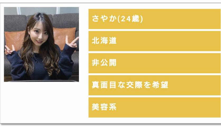 ネイビーのパーカーを着てダブルピースをするロングヘアの女性