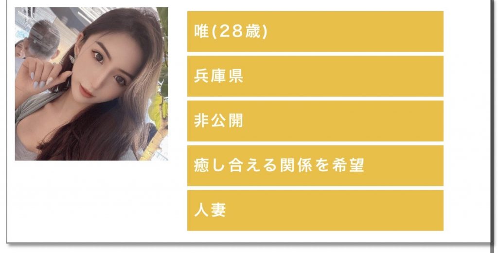 胸元が大きく開いたグレーのカットソーを着て凛々しい顔でこちらを見る茶髪ロングヘアの女性