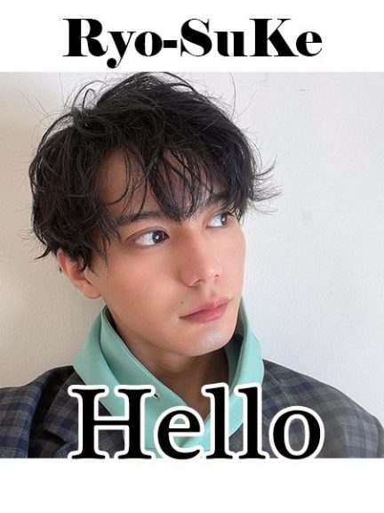 グレーのチェックのコートを羽織って、横に流し目をしている男性。