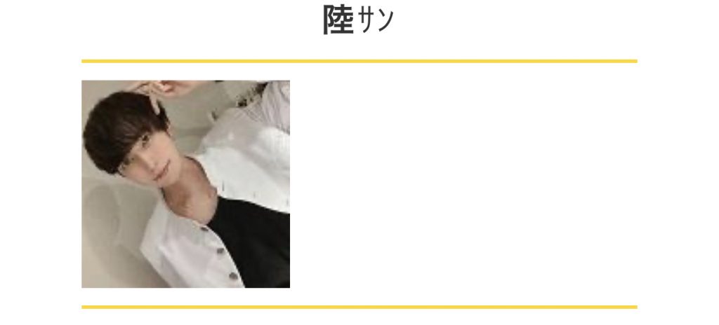 白いシャツの中に黒いTシャツを着ている男性。
