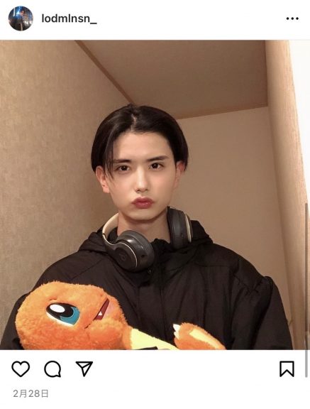 インスタグラムのアカウント「lodmlnsn_」の写真。この人物がキャンドルに誘導する大志であるとのタレコミが寄せられている。 写真は、狭い通路。黒いジャンバーを着てポケモンのヒトカゲのぬいぐるみを抱えている美形の男性。